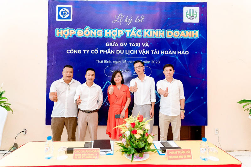 Đại diện GV Taxi và Vận tải Hoàn Hảo tham gia lễ ký kết hợp tác kinh doanh