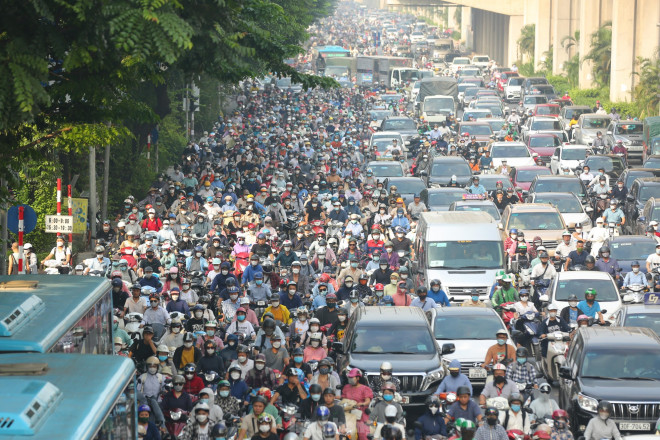 Hà Nội cấm xe máy vào nội đô năm 2030: Sao không cấm ô tô cá nhân? - 1