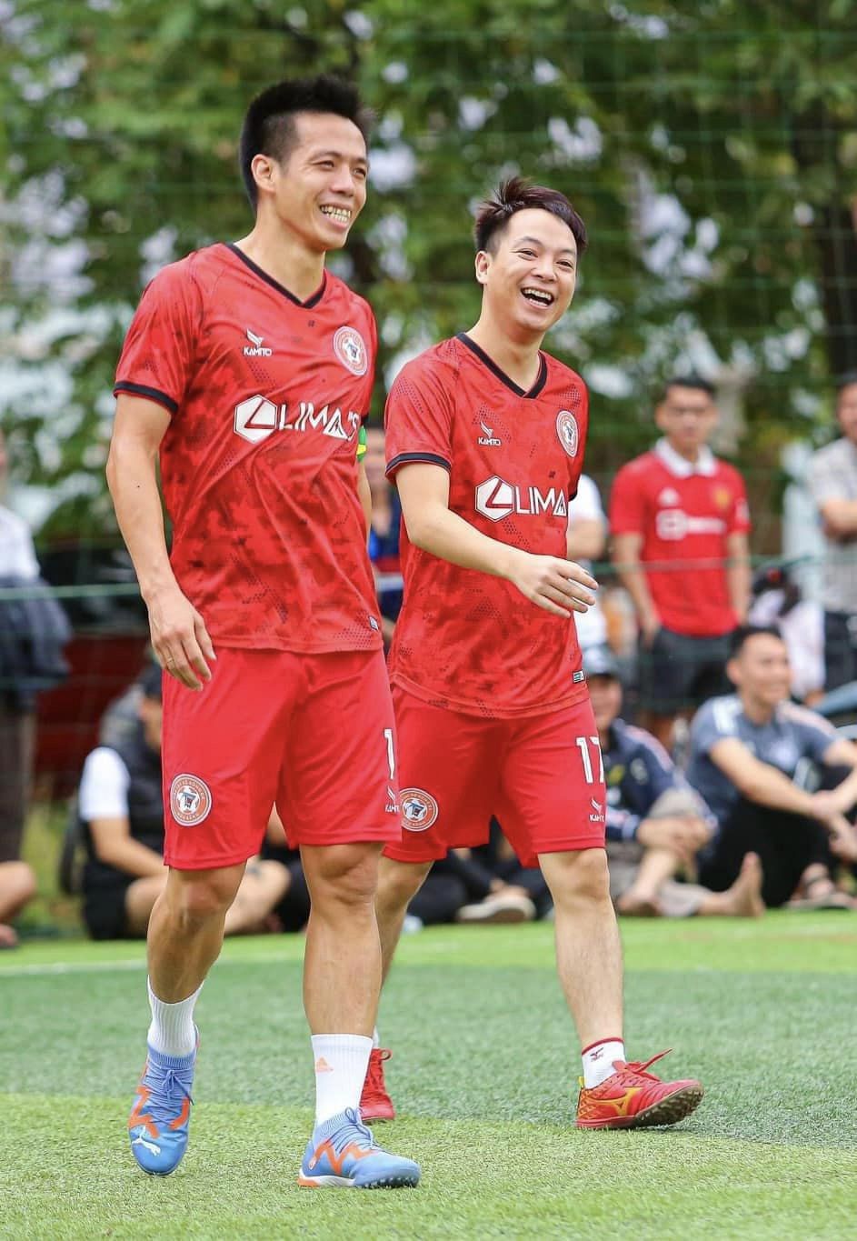 Thái Dương trên sân bóng cùng anh em cầu thủ trong một số trận đá phủi