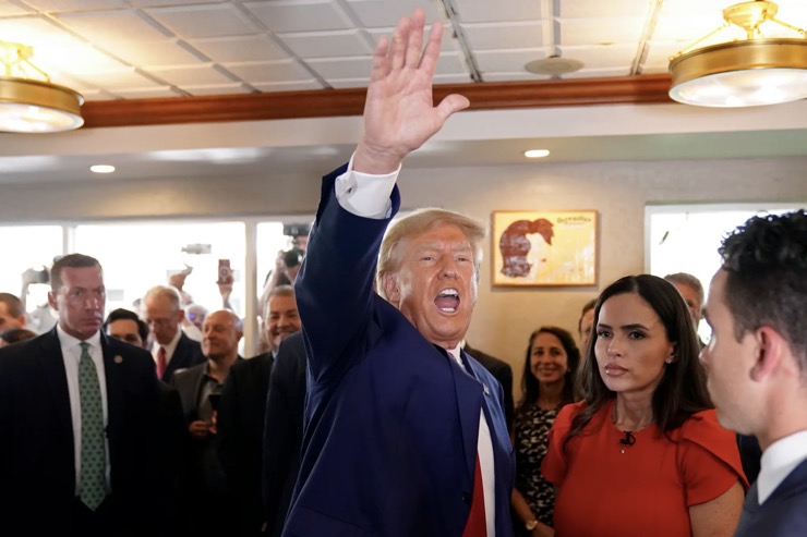 Ông Trump bất ngờ dừng chân ở một nhà hàng Cuba sau khi rời tòa tối cao hôm 13/6.