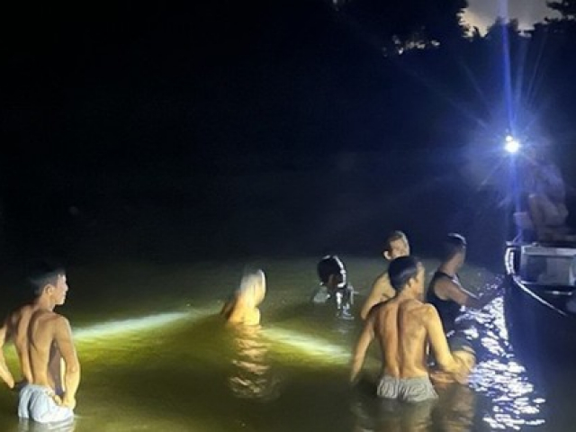 Tin tức trong ngày - Quảng Ngãi: Đi tắm sông lúc chạng vạng, 3 ông cháu chết đuối