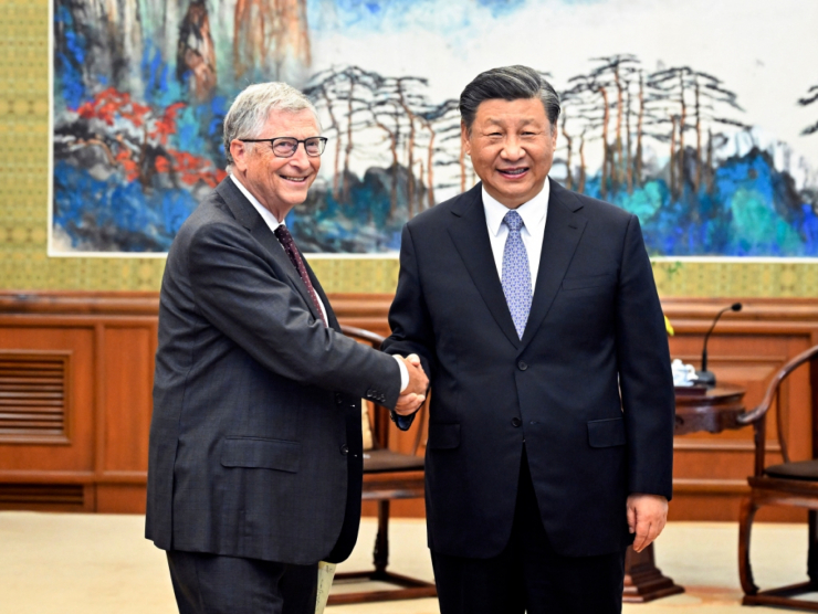 Chủ tịch Trung Quốc Tập Cận Bình (phải) tiếp tỉ phú Bill Gates tại Bắc Kinh hôm 16-6. Ảnh: AP