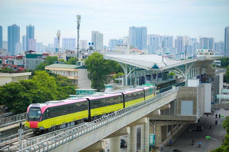 Để có thể vận hành toàn tuyến dự án metro Nhổn - ga Hà Nội, UBND TP Hà Nội đã đề xuất điều chỉnh tổng mức đầu tư từ 32.910 tỉ đồng lên hơn 34.800 tỉ đồng (tăng thêm hơn 1.900 tỉ đồng); đồng thời điều chỉnh thời gian thực hiện dự án từ 2009 - 2022 thành 2009 - 2027 (kéo dài thêm 5 năm).
