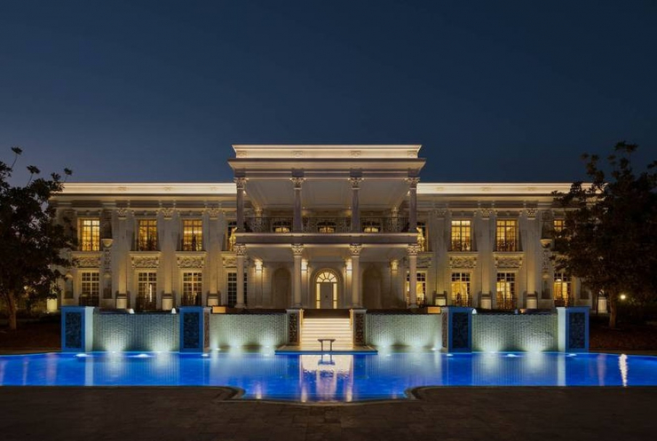 Theo Thenationalnews, một dinh thự giống như Versailles đang được bán với giá 750 triệu Dh (204 triệu USD) ở Dubai trong bối cảnh nhu cầu về bất động sản cao cấp ở UAE ngày càng cao.