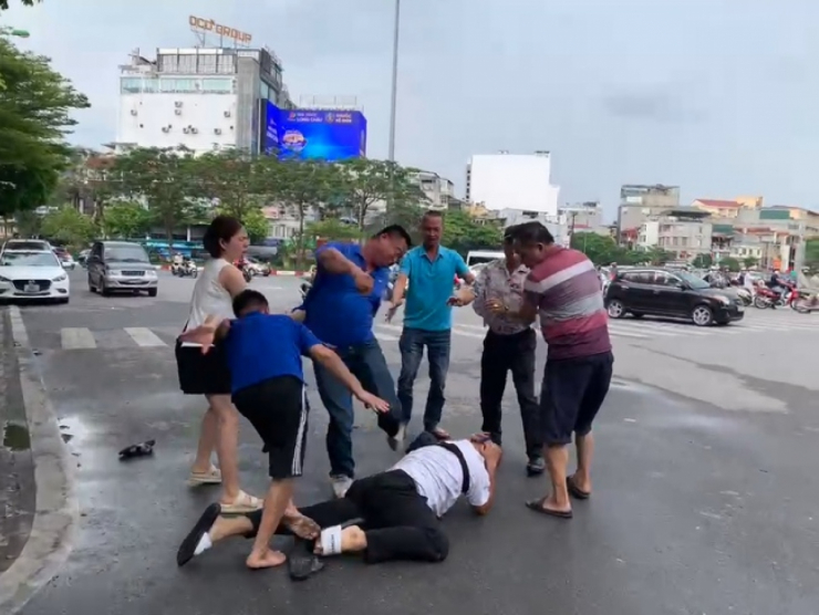 Phóng viên HTV bị hành hung khi đang tác nghiệp. Ảnh cắt từ clip
