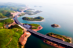 Flycam: Cảnh núi non, biển xanh bên cao tốc đẹp bậc nhất Việt Nam