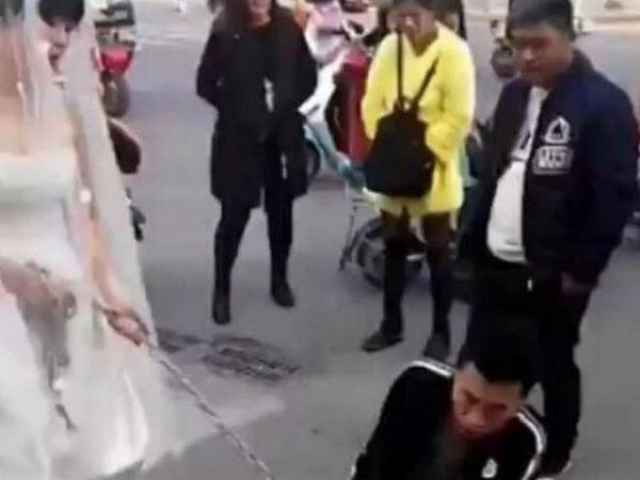 Cô dâu kéo lê chú rể giữa phố, nguyên nhân khiến tất cả bất ngờ