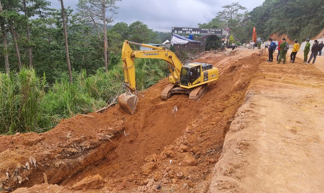 Lực lượng chức năng khám nghiệm hiện trường vụ tai nạn