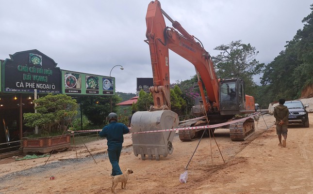 Hai công nhân bị đất vùi lấp, thương vong khi thi công đèo Prenn - 2