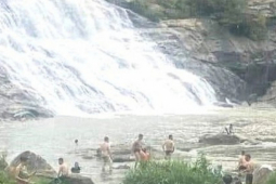 Rơi xuống thác nước khi chụp ảnh, nữ du khách tử vong