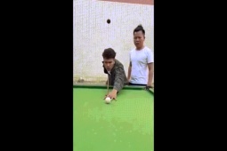 Clip hài hước - Khi hai đứa bạn cùng "lầy lội" chơi với nhau và cái kết