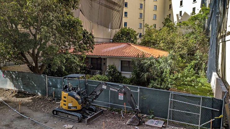 Trong suốt hơn 6 năm kể từ khi đại dự án này xuất hiện, ông Orlando Capote đã hơn 60 lời từ chối những lời đề nghị mua nhà từ các nhà phát triển, đại lý bất động sản.