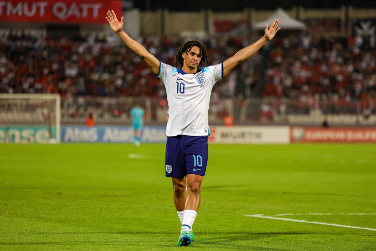 Arnold "lột xác" hoàn toàn khi khoác áo số 10 của ĐT Anh