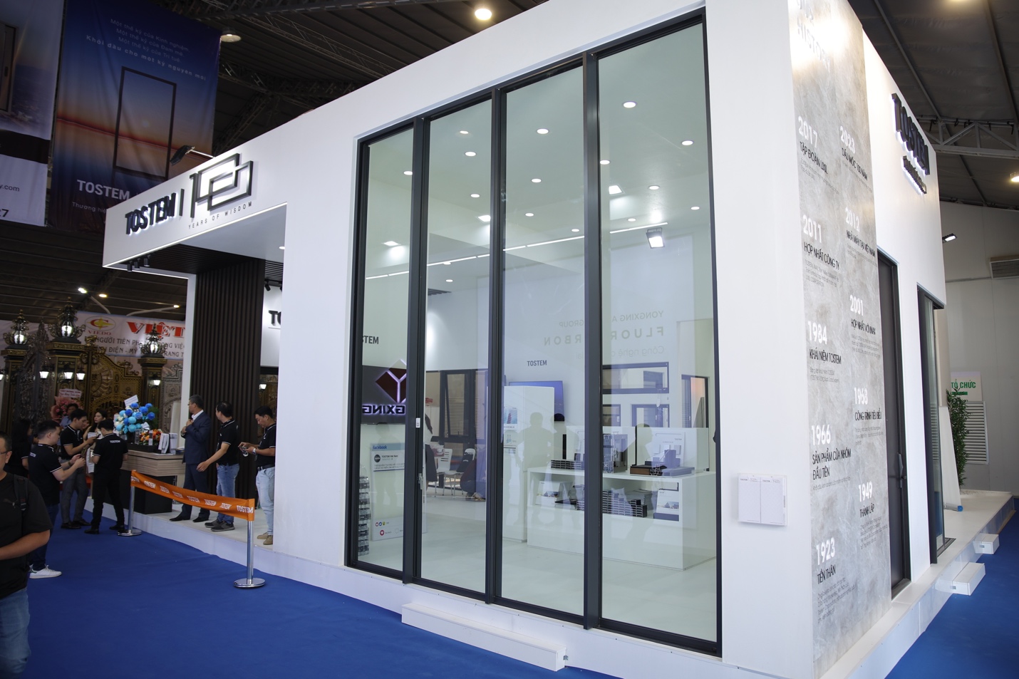 Cửa trượt Grants âm sàn với độ cao 4.5m lớn nhất triển lãm Vietbuild