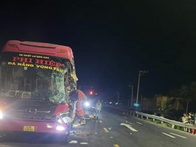 Tin tức trong ngày - Hai xe khách tông nhau, hơn chục người thương vong