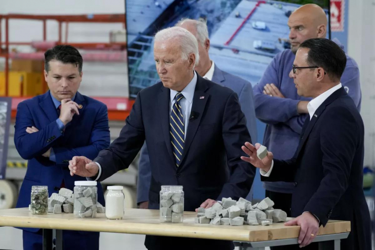Tổng thống Joe Biden lắng nghe Thống đốc Pennsylvania Josh Shapiro (phải) tại sân bay quốc tế Philadelphia ở Philadelphia hôm 17-6 sau chuyến thị sát trên không hiện trường vụ sập đường cao tốc Liên bang 95 - Ảnh: AP