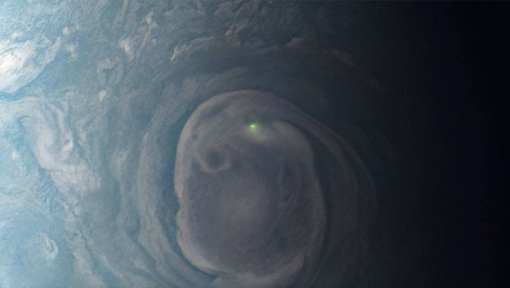 Ánh sáng xanh bí ẩn mà tàu Juno ghi nhận được xác định là một tia sét được tạo ra cùng một cách với sét trên Trái Đất - Ảnh: NASA