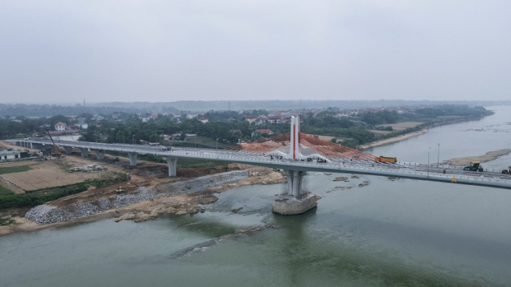 Cận cảnh cây cầu nối hai tỉnh Phú Thọ - Vĩnh Phúc sắp khánh thành - 3