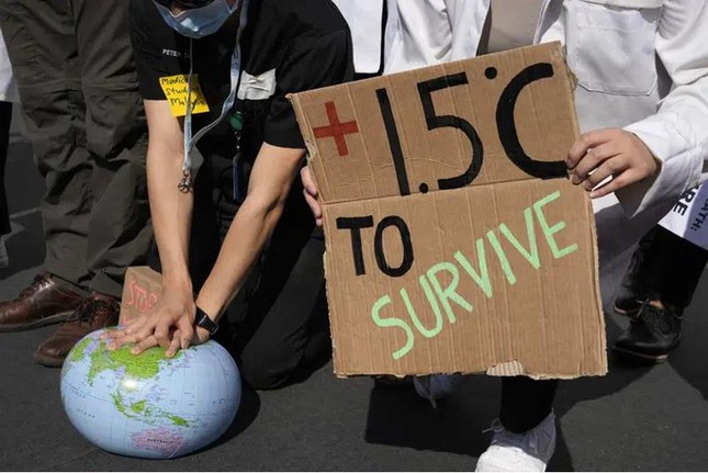 Người dân xuống đường kêu gọi bảo vệ hành tinh bằng việc giả vờ vờ hồi sức cấp cứu cho địa cầu bên lề Hội nghị thượng đỉnh về khí hậu của Liên Hiệp Quốc COP27 ngày 16-11-2022 ở Ai Cập - Ảnh: AP