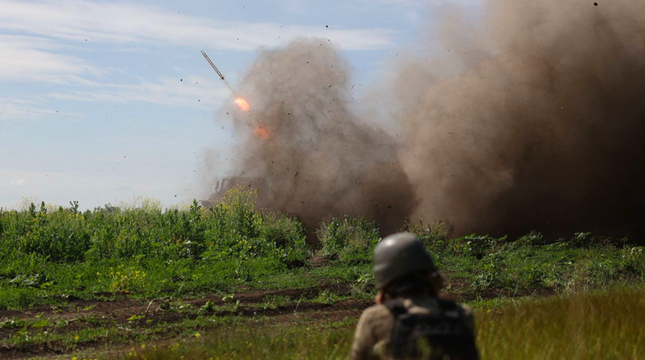 Binh lính Ukraine khai hoả bệ phóng tên lửa đa nòng BM-21 Grad về phía các vị trí của Nga gần Bakhmut ngày 13/6. (Ảnh: Getty)