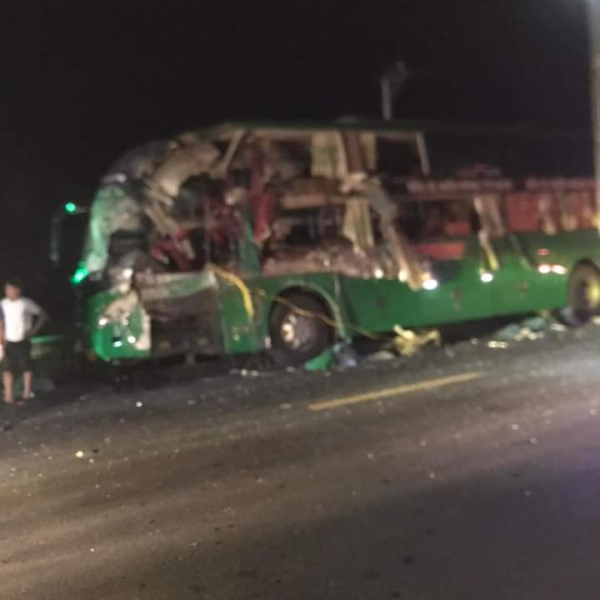 Xe ô tô khách 53S-8001 cũng bị móp méo, vỡ nát phần đầu. Ảnh: CTV