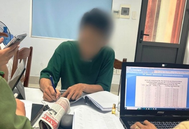 Công an lấy lời khai H.Đ.N (30 tuổi, quê Lào Cai)