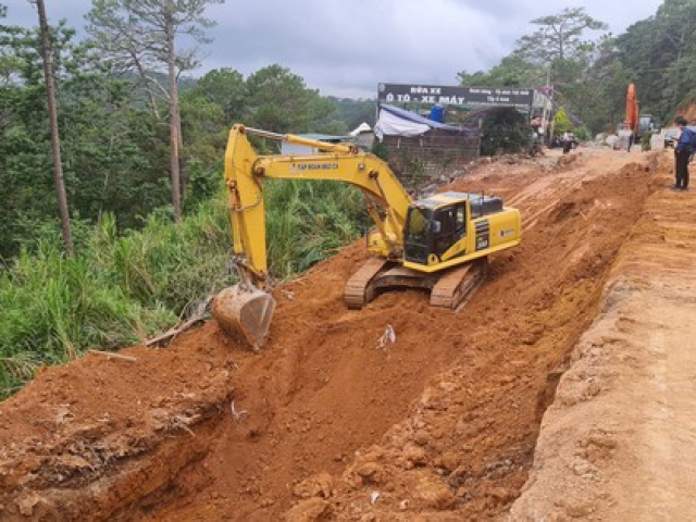 Hai công nhân bị đất vùi lấp, thương vong khi thi công đèo Prenn