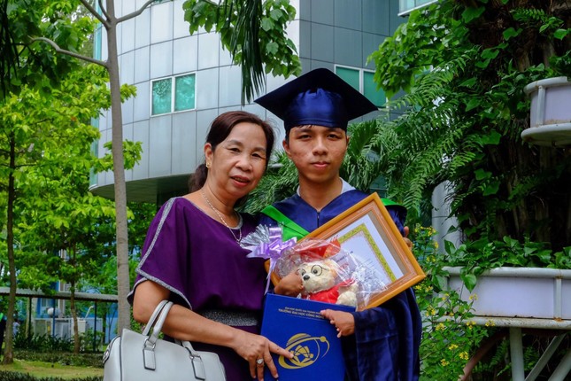 Trí Thức cùng mẹ trong buổi lễ tốt nghiệp.