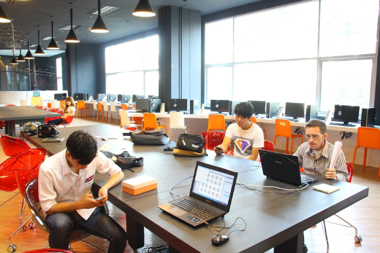 Trường cũng đón nhận sinh viên quốc tế và có các chương trình hỗ trợ tiếng Anh để giúp sinh viên nước ngoài thích nghi tốt hơn với môi trường học tập tại Thái Lan.
