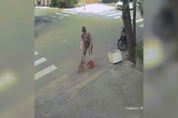 Pháp luật - Video: Người phụ nữ cười tươi rói khi bị giật dây chuyền vàng và sự thật bất ngờ phía sau