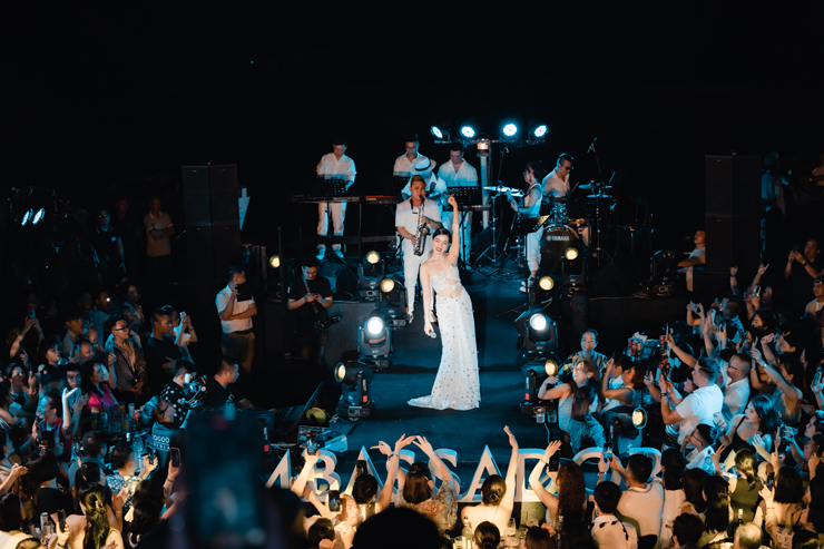 Nữ ca sĩ chọn đầm trắng gợi cảm, khoe vóc dáng nuột nà, xinh đẹp.