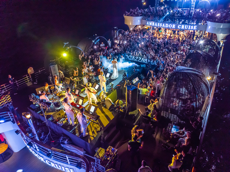 Nữ ca sĩ "rủ" các khán giả mặc bikini đi xem show trên du thuyền