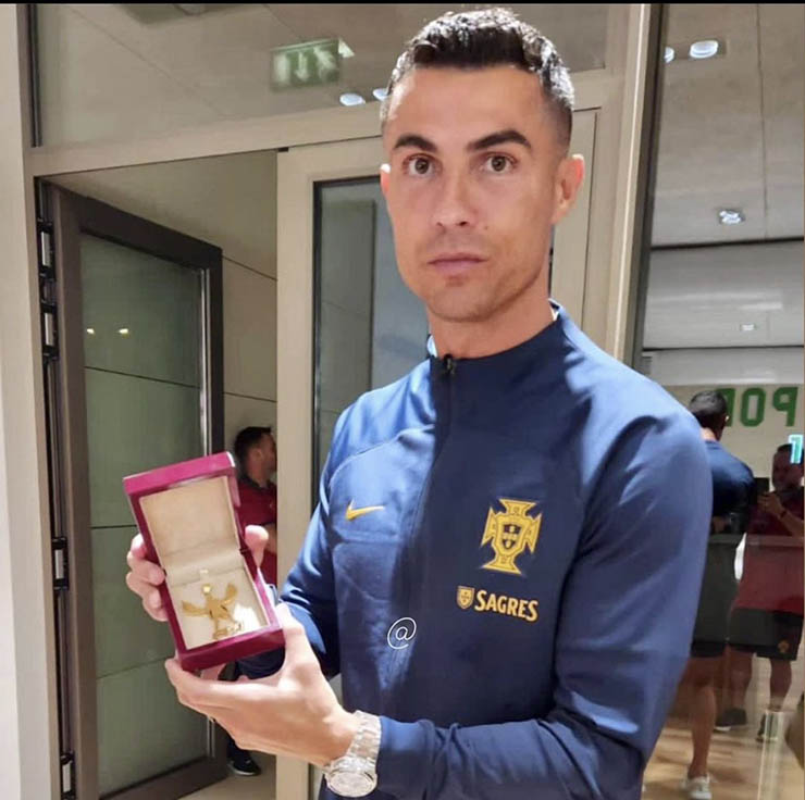 Ronaldo được fan tặng dây chuyền vàng, bạn gái CR7 bị ong đốt - 1