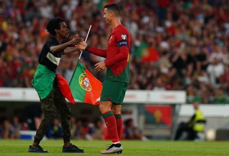 Trận đấu giữa Bồ Đào Nha và Bosnia, thuộc khuôn khổ bảng J vòng loại EURO 2024 bị gián đoạn vài phút sau khi một cổ động viên chạy thẳng vào sân và tiếp cận Cristiano Ronaldo