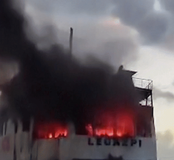Tàu chở 120 người bốc cháy dữ dội trên biển Philippines - 1