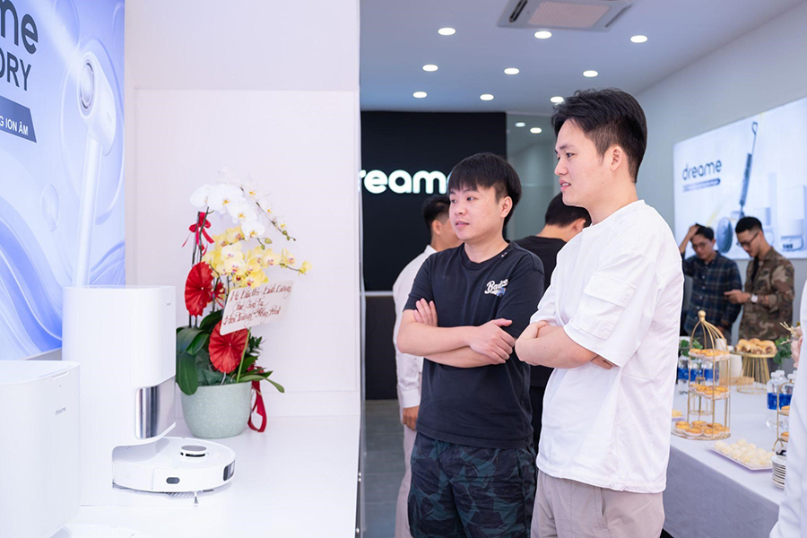 Khách hàng quan tâm đến trải nghiệm sản phẩm tại Dreame Store