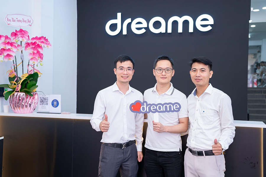 Từ trái qua phải: Ông Đoàn Dương - Giám đốc Công ty TNHH ĐT Petro Electric Việt Nam; Ông Jack - đại diện của Dreame tại Việt Nam