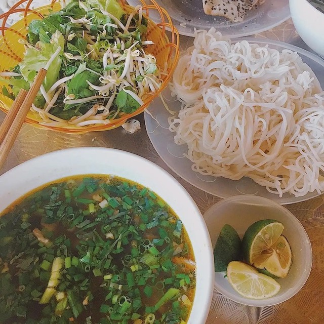 Sợi bún vừa phải, thịt bò mềm, nước dùng thơm tạo nên một món ăn vô cùng hấp dẫn.