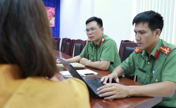 Chị H.T.H. đến Phòng An ninh mạng và phòng chống tội phạm sử dụng công nghệ cao Công an tỉnh tố cáo hành vi lừa đảo của các đối tượng.