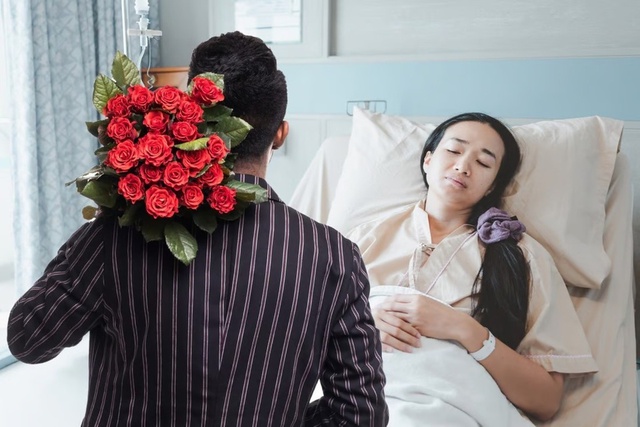 Vợ cho chồng đến thăm người yêu cũ bị mắc ung thư. Ảnh minh họa: SCMP