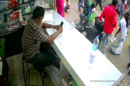 Video: Đang ngồi xem điện thoại, người đàn ông 'đứng tim' vì thứ đáng sợ dưới chân