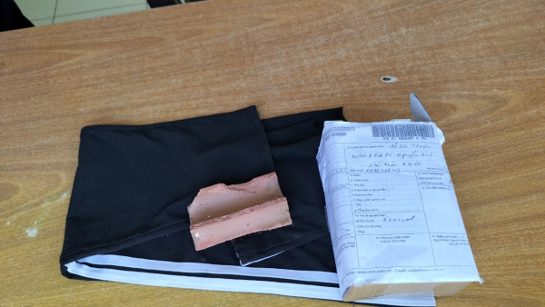 Gói hàng gửi cho giám đốc chỉ có một mảnh quần rách và… một miếng gạch vỡ.