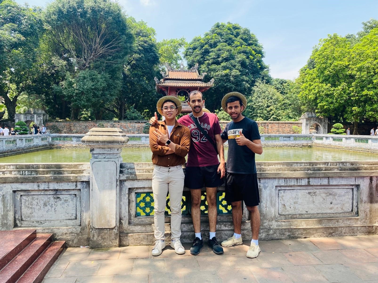 Du khách Saudi chụp ảnh tại Văn Miếu, Hà Nội