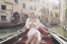 Thời trang - "Hoa hậu 1000 năm có một" mặc áo siêu nhỏ, thả dáng đẹp như tranh ở Ý