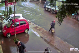 Xe máy - Xe đạp - Clip: Thót tim bố chở con sang đường bị xe máy đâm bay vài mét
