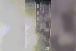 Xe máy - Xe đạp - Clip: "Dở khóc dở cười" thanh niên đi xe máy cắm đầu vào cột điện