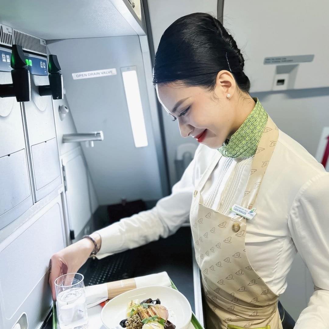 Tống Khánh Linh hiện tại đang là tiếp viên trưởng của hãng Bamboo Airways.