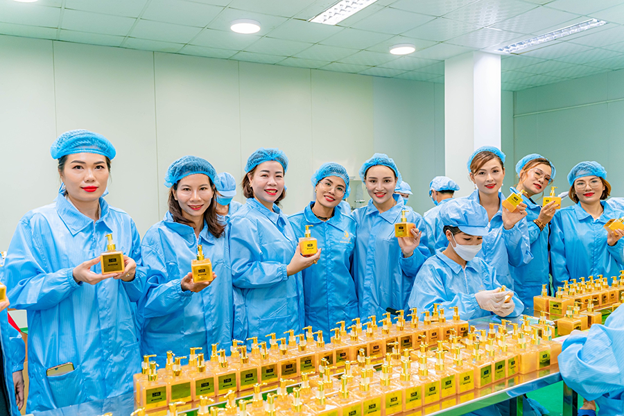 Những thành viên của gia đình Hải Tâm tham quan nhà máy sản xuất mới