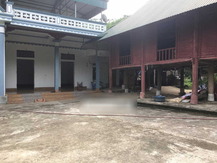 Ngôi nhà mái bằng và nhà sàn của ông Hưng bất ngờ bị sụt lún. Ảnh Page Tin nóng Phú Thọ 247.