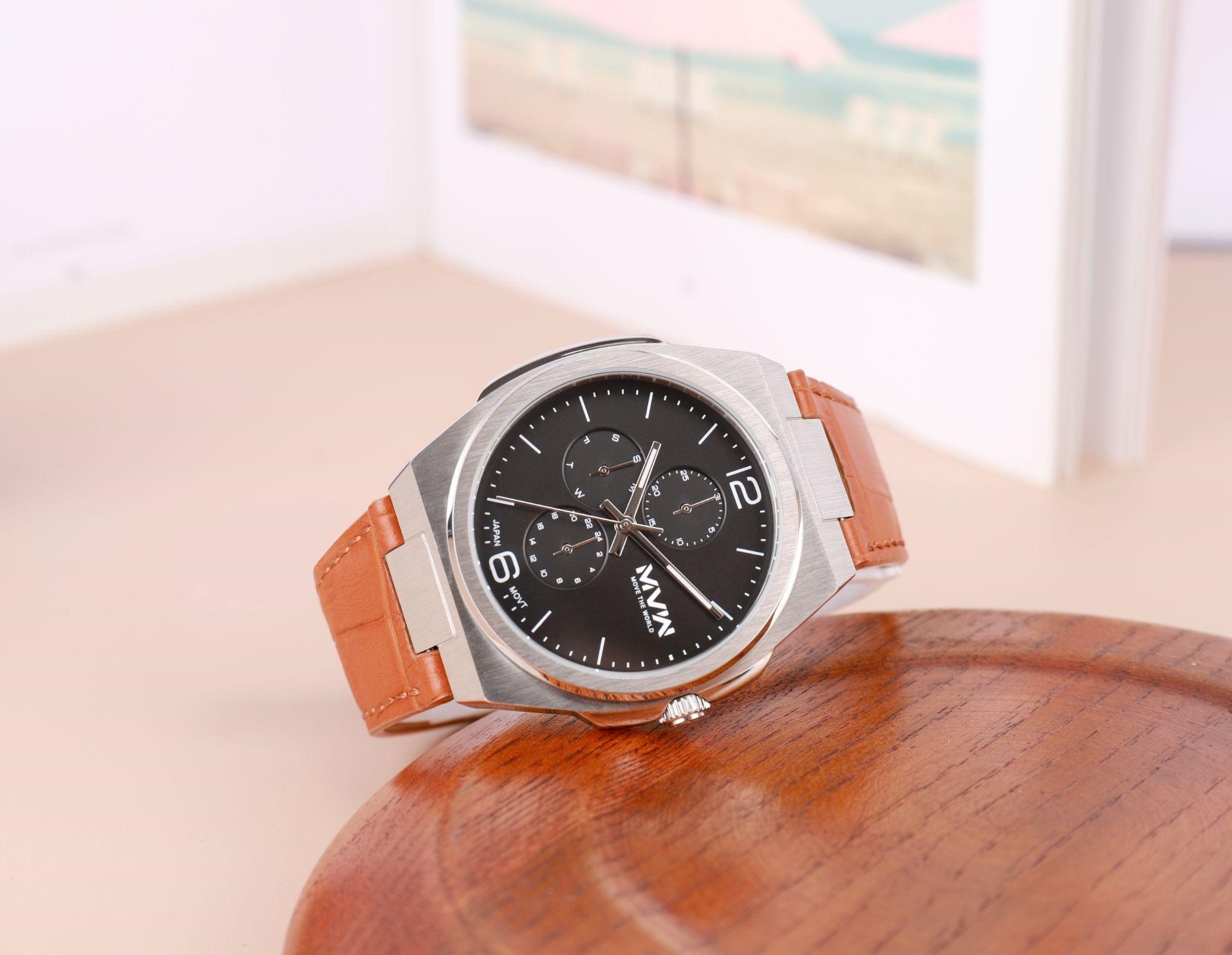 MVW Glory 43mm ML080 có 2 phiên bản mặt trắng dây da đen và mặt đen dây da nâu đem đến sự tương phản độc đáo, giúp toát lên khí chất quý ông tối giản khi kết hợp cùng các trang phục công sở